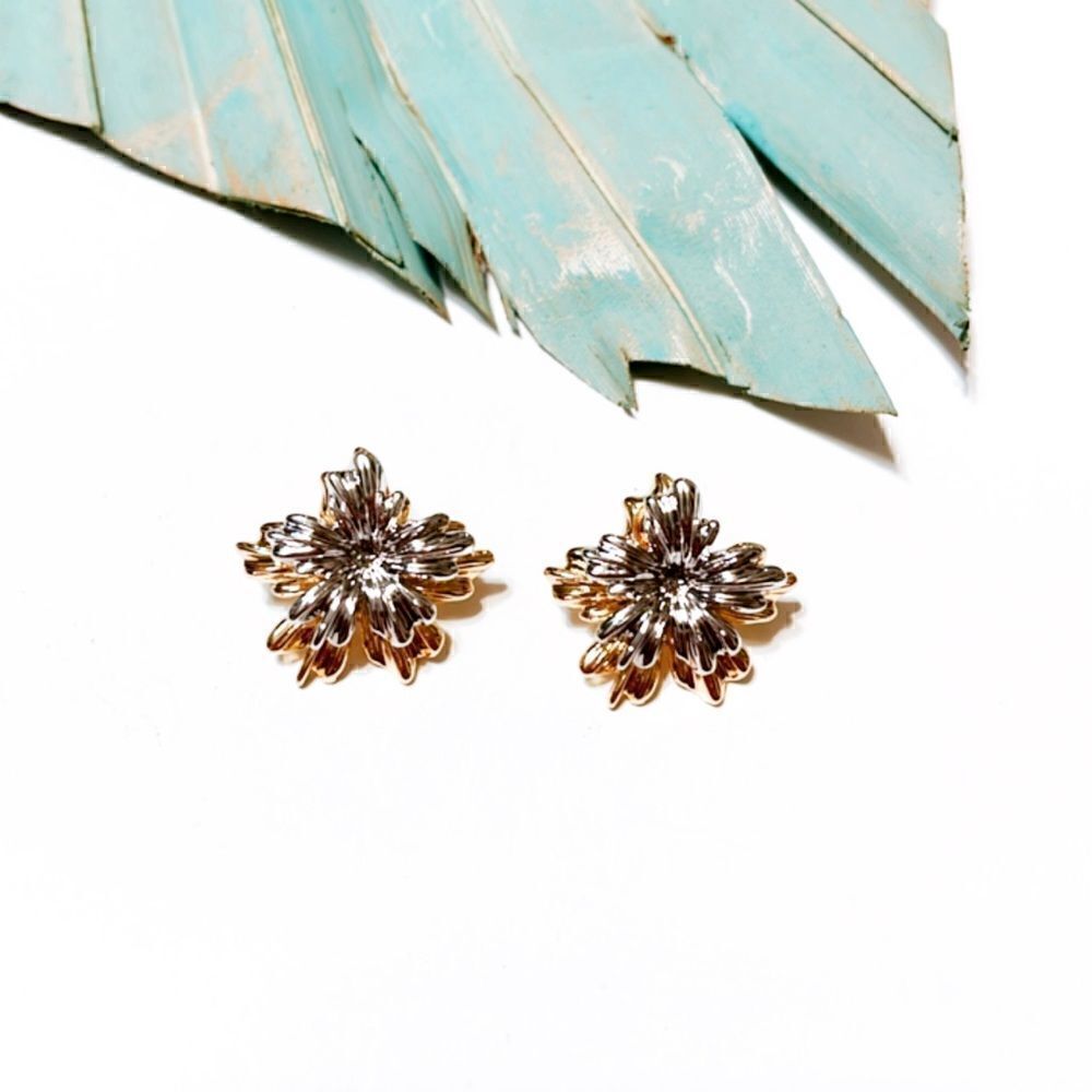 Flower stud earrings #209 - Picture 4 of 5